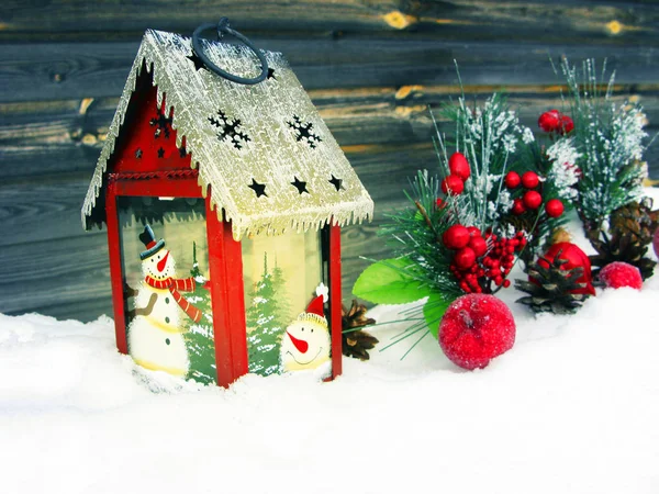 Natale lanterna decorazione inverno bacche e neve su b legno — Foto Stock