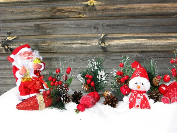 Navidad linterna decoración invierno bayas y nieve en madera b — Foto de Stock