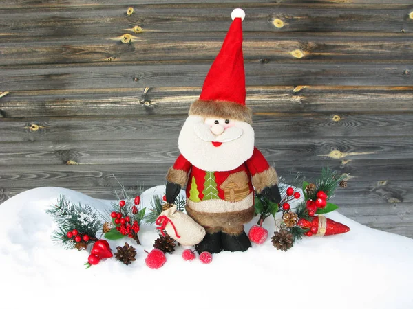 Christmas santa decoratie winter bessen en sneeuw op houten bac — Stockfoto