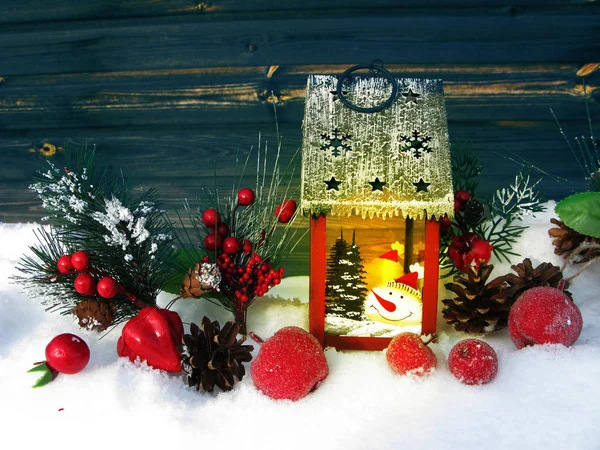 Weihnachtslaternenschmuck Winterbeeren und Schnee auf Holzbohlen — Stockfoto