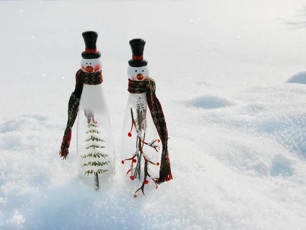 Szczęśliwy bałwanki świąteczne z życzeniami ze śniegiem i śniegu — Zdjęcie stockowe