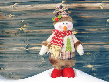 kar ve kar taneleri ile mutlu kardan adam Noel tebrik kartı
