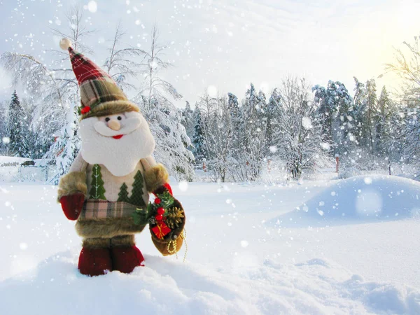 Щаслива різдвяна листівка Санти зі снігом та сніжинками — стокове фото