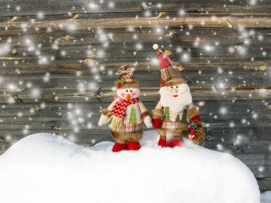 kar ve snowfl ile mutlu santa kardan adam Noel tebrik kartı