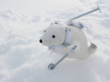 kar ve kar taneleri ile beyaz ayı Noel tebrik kartı