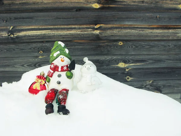 Щасливий сніговик Різдвяна листівка зі снігом та сніжинками — стокове фото