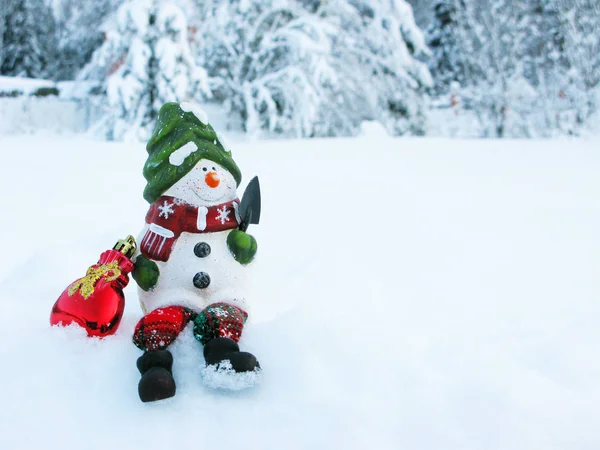 Feliz tarjeta de felicitación de Navidad muñeco de nieve con nieve y copos de nieve — Foto de Stock