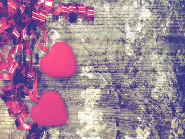 День Валентина любові концепція свята серця на старому дерев'яному фоні — стокове фото