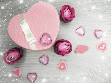 kalp ve gül çiçek tebrik kartı Sevgililer günü aşk holid