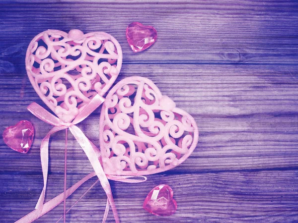 Día de San Valentín amor concepto de vacaciones corazones en viejo backgr de madera — Foto de Stock