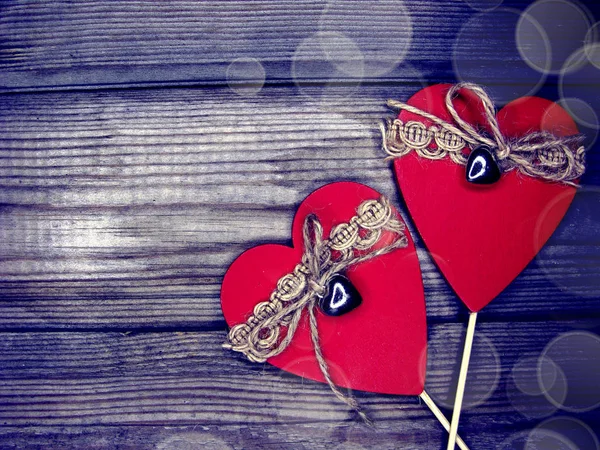 Día de San Valentín amor concepto de vacaciones corazones en viejo backgr de madera — Foto de Stock