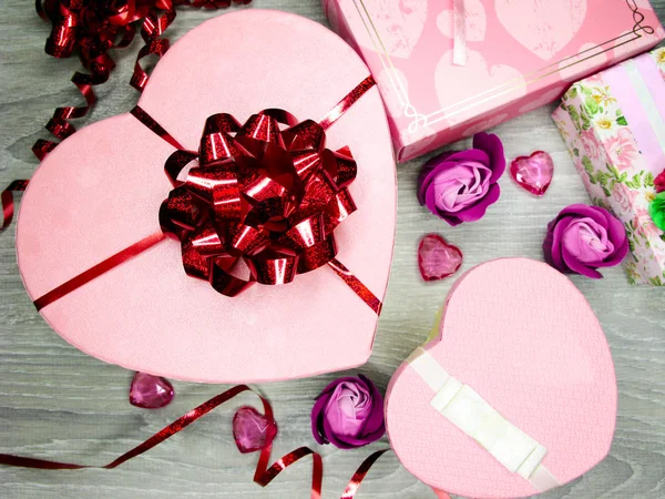 Καρδιές και λουλούδια τριαντάφυλλο ευχετήρια κάρτα ημέρα του Αγίου Βαλεντίνου αγάπη holid — Φωτογραφία Αρχείου