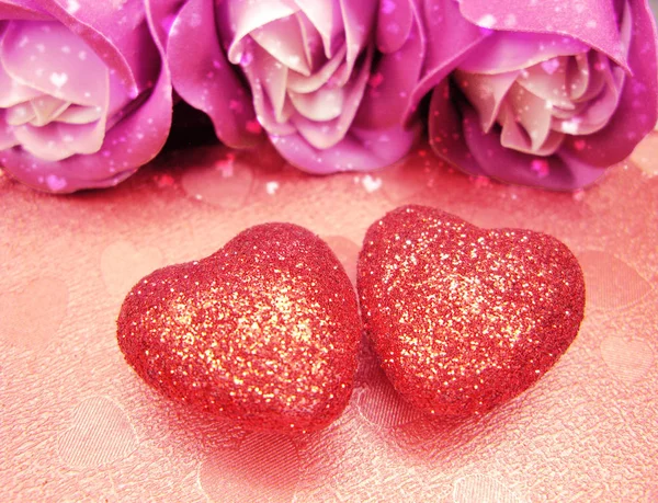 Ημέρα του Αγίου Βαλεντίνου αγάπη διακοπές έννοια καρδιές με τριαντάφυλλα στο λαμπερό — Φωτογραφία Αρχείου