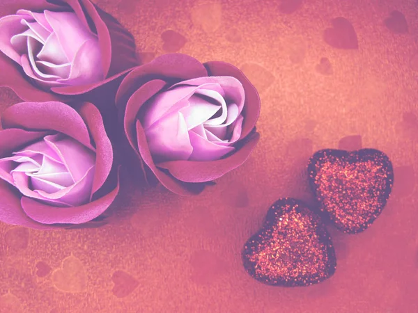 Valentin-napi szerelmes holiday koncepció szívek rózsákkal a fényes — Stock Fotó