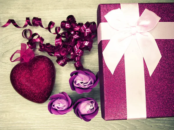 Серця і троянди квіти вітальна листівка День Святого Валентина любов священна — стокове фото