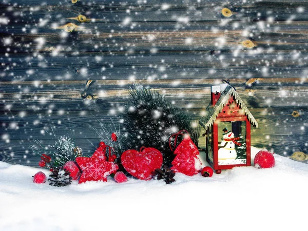 Dekorację świąteczną latarnia jagody zimy i śniegu na drewniane b — Zdjęcie stockowe