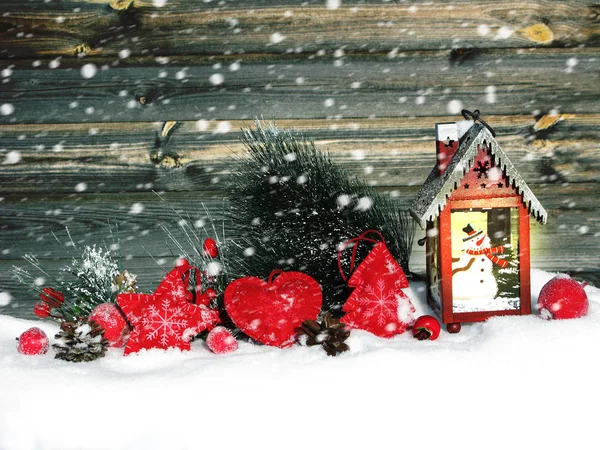 Natal lanterna decoração inverno bagas e neve em madeira b — Fotografia de Stock