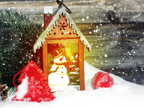 Natal lanterna decoração inverno bagas e neve em madeira b — Fotografia de Stock