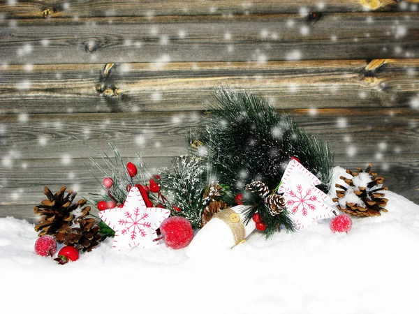 크리스마스 장식 겨울 딸기와 나무 backgroun에 눈 — 스톡 사진
