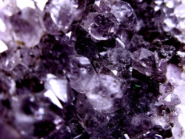 Amethyst drahokam crystal quartz minerální geologického podloží — Stock fotografie