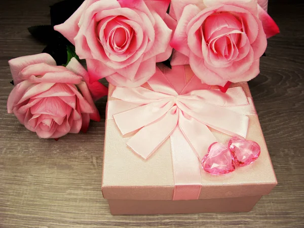 Pudełko i różowe kwiaty z życzeniami Walentynki miłość hol — Zdjęcie stockowe