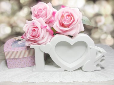 kalp ve gül çiçek tebrik kartı Sevgililer günü aşk holid