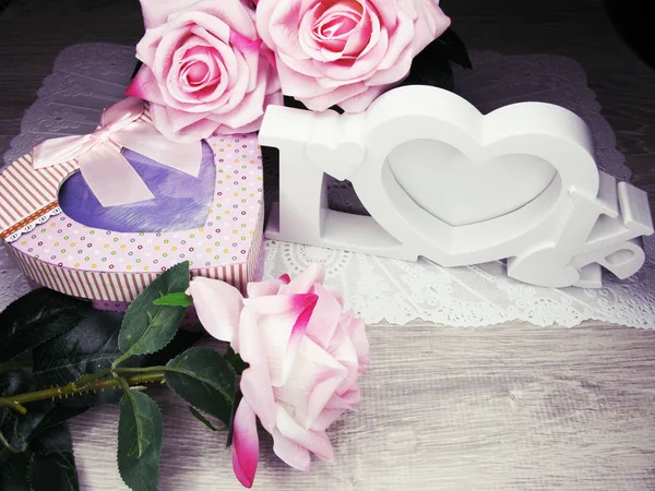 Сердечки и цветы розы поздравительные открытки День святого Валентина — стоковое фото