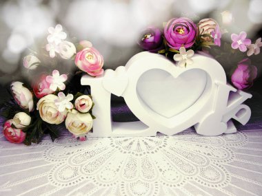 kalp ve gül çiçek tebrik kartı Sevgililer günü aşk holid