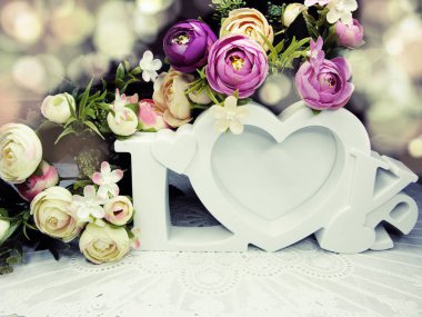 kalp ve gül çiçek tebrik kartı Sevgililer günü aşk holid