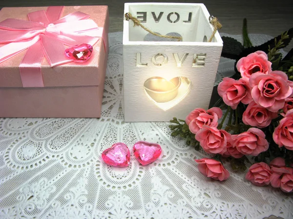 Luxe-geschenketui en roze bloemen wenskaart Valentijnsdag liefde hol — Stockfoto