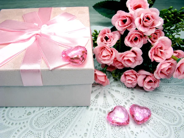 Подарочная коробка с цветами роз и открытки на день святого Валентина — стоковое фото