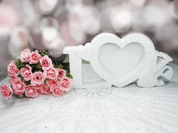 Сердечки и цветы розы поздравительные открытки День святого Валентина — стоковое фото