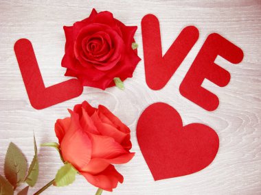 kalp ve gül çiçek tebrik kartı Sevgililer günü aşk holid