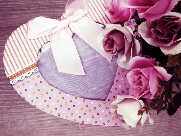 Regalo caja y rosa flores tarjeta de felicitación día de San Valentín amor hol —  Fotos de Stock