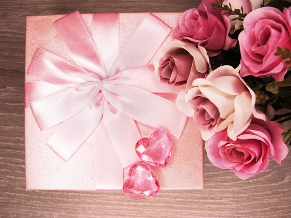 Confezione regalo e fiori di rosa biglietto di auguri San Valentino amore alcol — Foto Stock