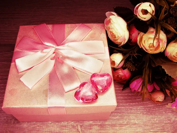 Regalo caja y rosa flores tarjeta de felicitación día de San Valentín amor hol —  Fotos de Stock
