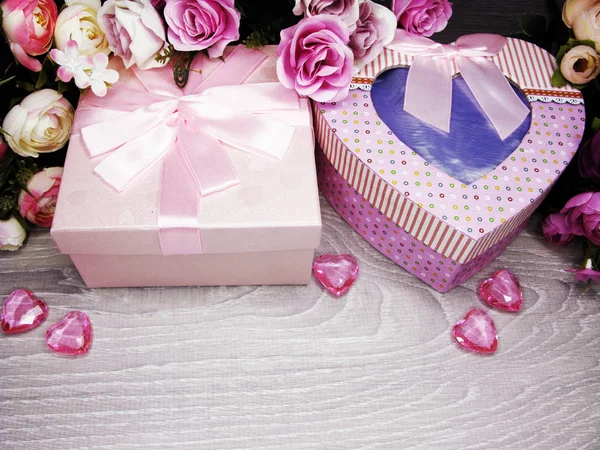 Confezione regalo e fiori di rosa biglietto di auguri San Valentino amore alcol — Foto Stock