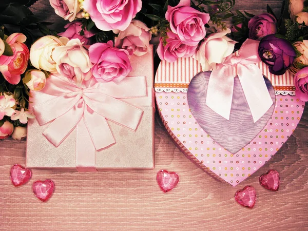 Regalo caja y rosa flores tarjeta de felicitación día de San Valentín amor hol —  Fotos de Stock