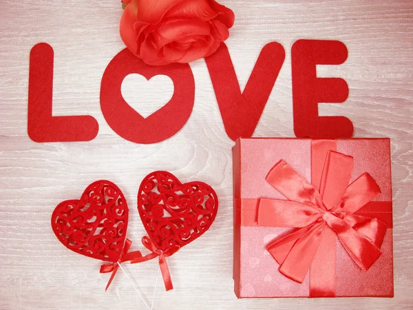 Regalo caja y rosa flores tarjeta de felicitación día de San Valentín amor hol — Foto de Stock