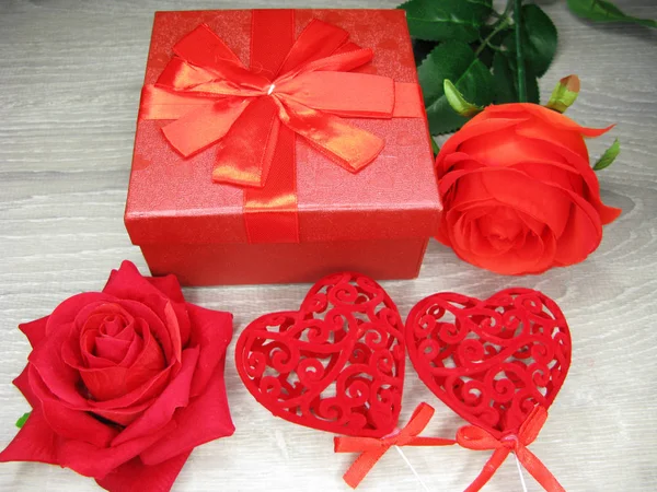 Presentförpackning och ros blommor gratulationskort alla hjärtans dag kärlek hol — Stockfoto