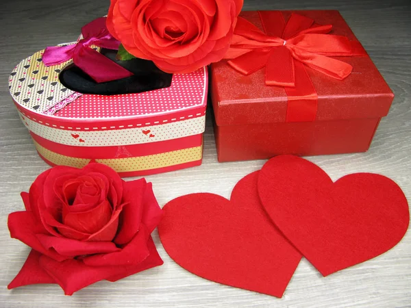 Regalo caja y rosa flores tarjeta de felicitación día de San Valentín amor hol — Foto de Stock