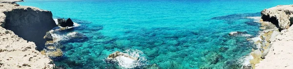 Panorama de playa costa paisaje mar mediterráneo Chipre islan —  Fotos de Stock