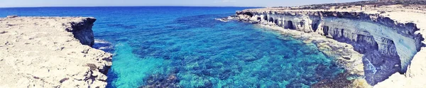 Panorama de cuevas costa paisaje mar mediterráneo Chipre islan —  Fotos de Stock