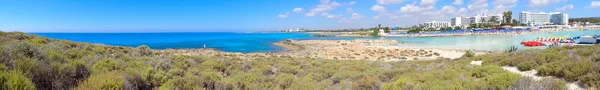 Panorama z plaży krajobraz wybrzeża Morza Śródziemnego Cypr islan — Zdjęcie stockowe