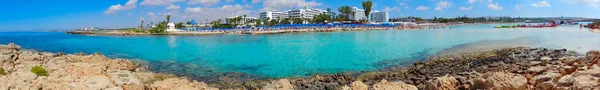 Panorama della spiaggia costa paesaggio Mar Mediterraneo Cipro isola — Foto Stock