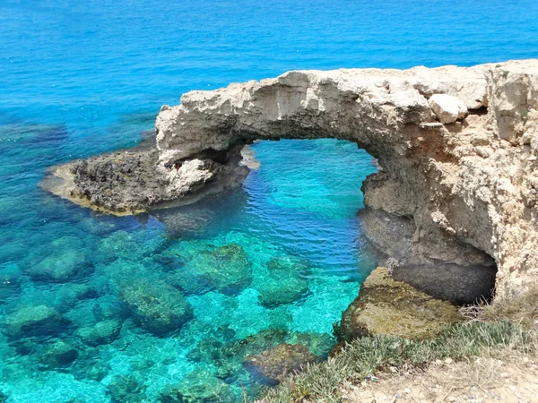 Łuk wygięty w skalistym wybrzeżu krajobraz morze śródziemnomorskiej wyspie Cypr — Zdjęcie stockowe