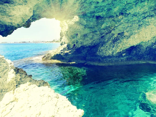 Costa rochosa caverna paisagem Mediterrâneo mar Chipre ilha — Fotografia de Stock