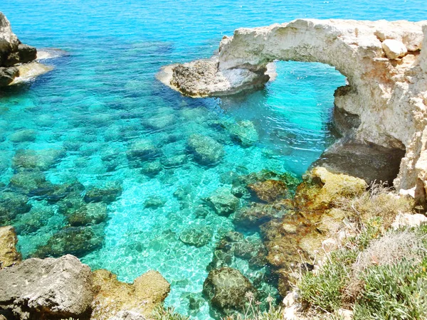 Arch klippiga kusten liggande Medelhavet Cypern ö — Stockfoto