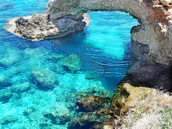 Arco rocoso costa paisaje mediterráneo mar Chipre isla —  Fotos de Stock