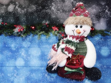 köknar dalları dekor ve kar ile noel kardan adam oyuncak